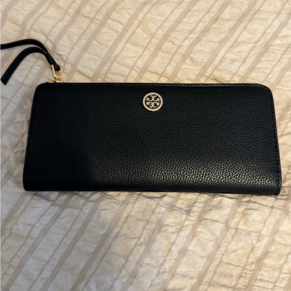 Tory Burch Robison Pebbled Zip Slim Wallet